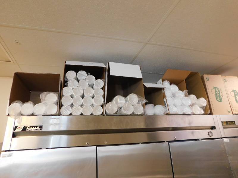 lot 3319 image: Lot of Cups and Lids