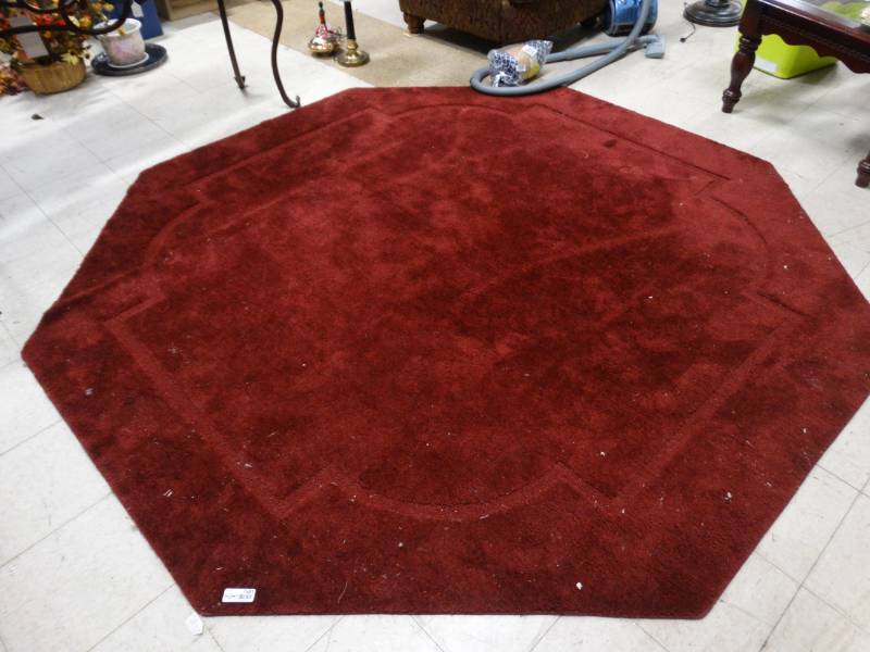 lot 7581 image: Red octagon 8 x 8 area rug