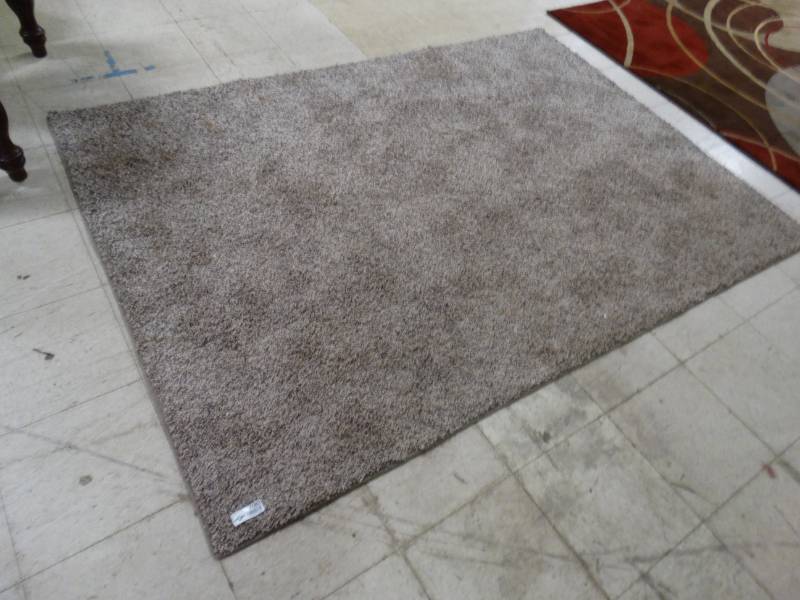 lot 7582 image: Lg area rug