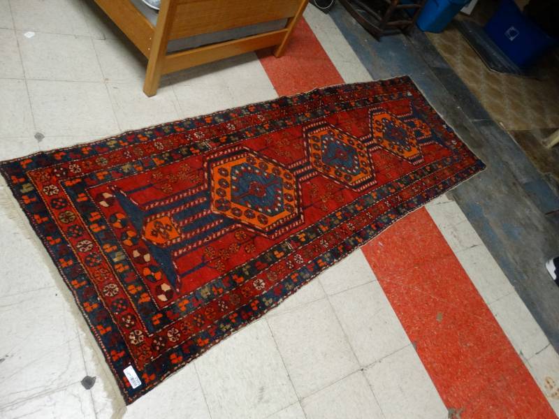 lot 7595 image: High end runner rug