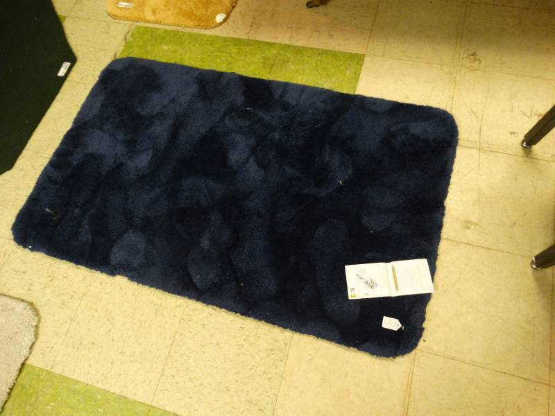 lot 7603 image: New bath mat