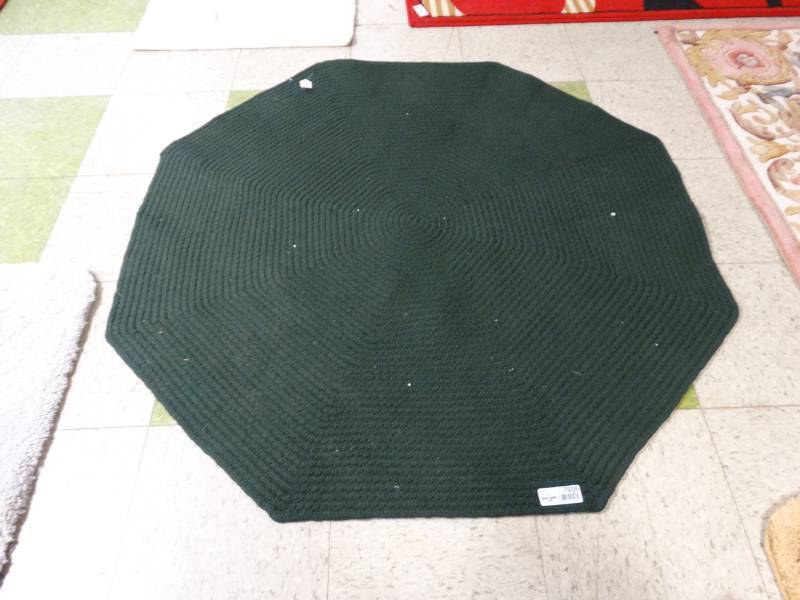 lot 7605 image: Octagon area rug