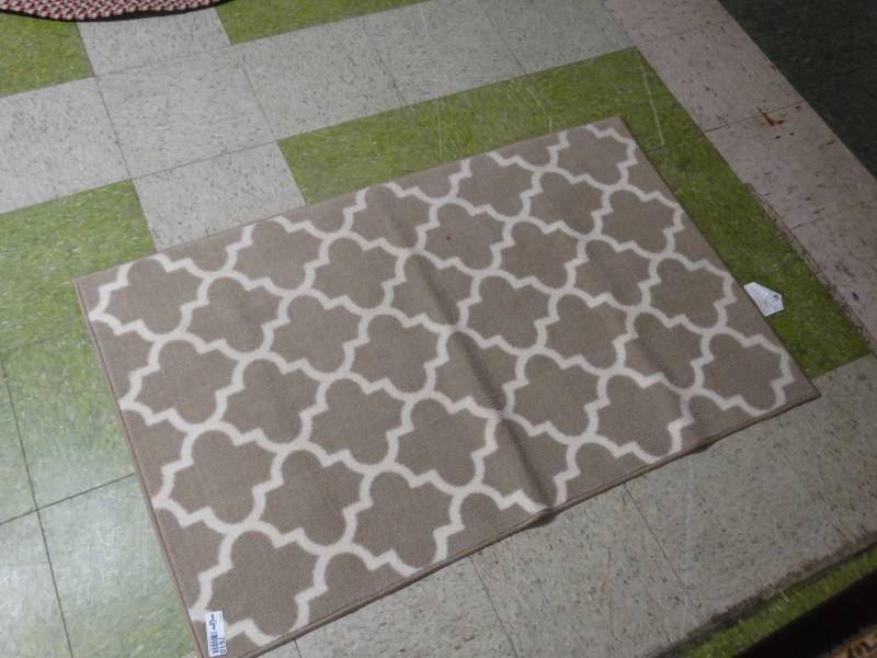 lot 7610 image: Area rug