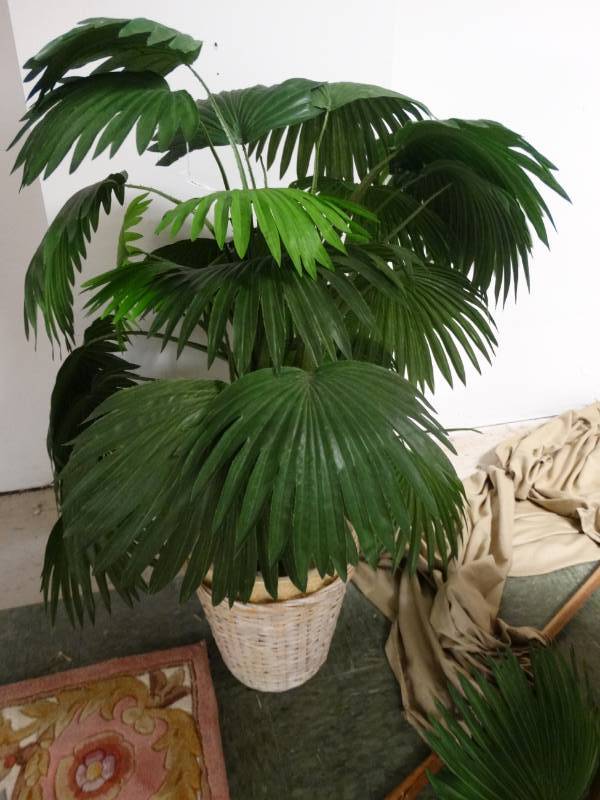 lot 7621 image: Faux plant in pot