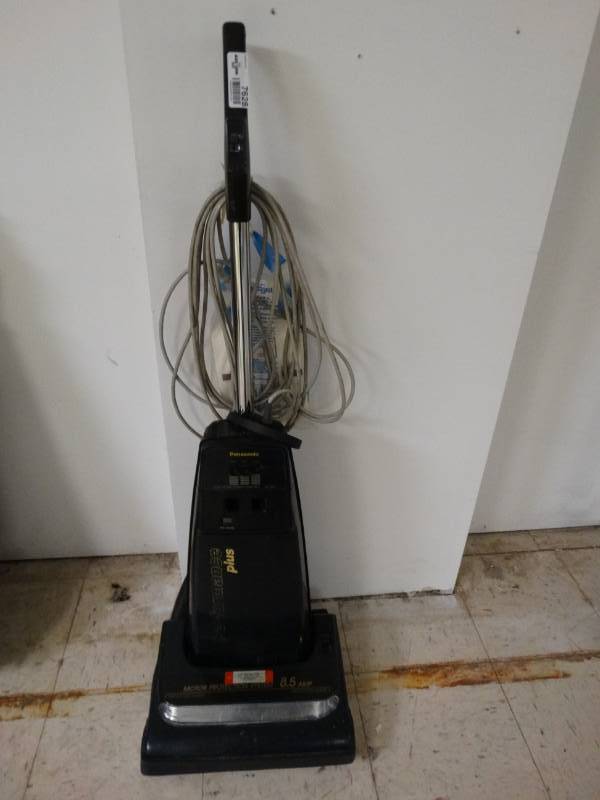 lot 7628 image: Panasonic vacuum cleaner