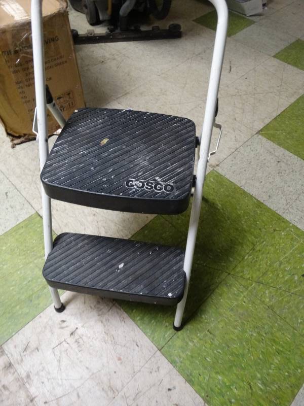 lot 7638 image: Folding step stool