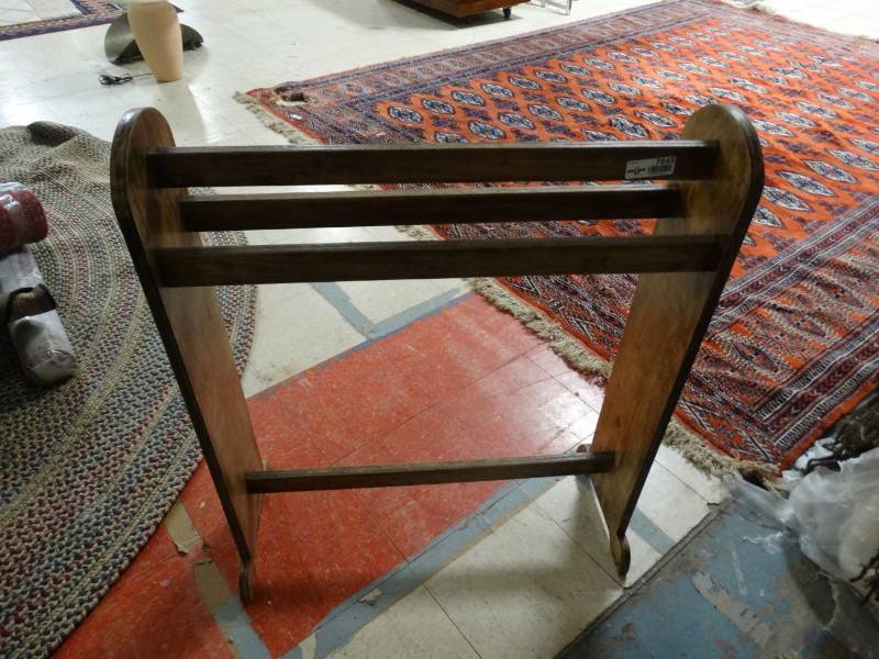 lot 7643 image: Wood quilt rack
