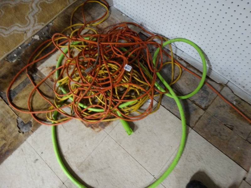 lot 7650 image: Extension cords & hose