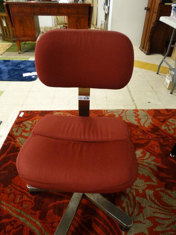 lot 7661 image: Office chair on wheels