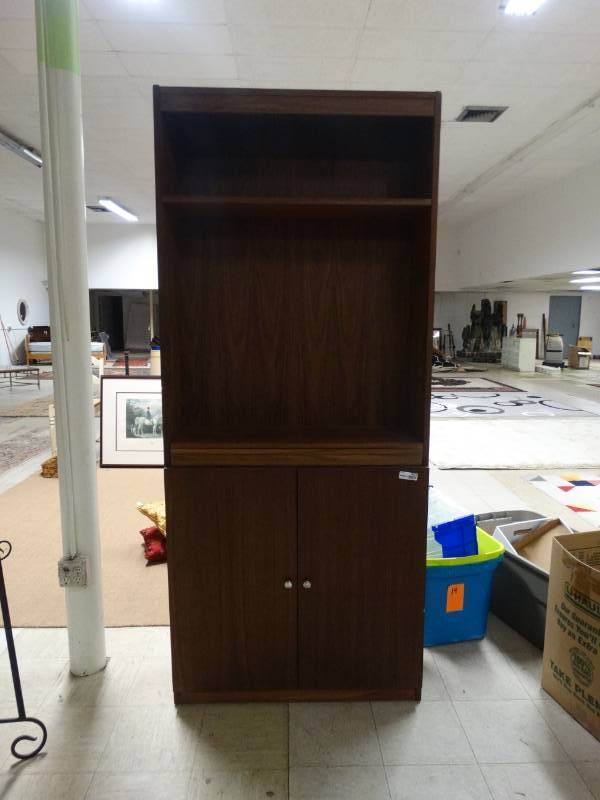 lot 7676 image: Tall bookshelf w 2 cabinet doors