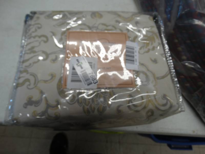 lot 7683 image: New- Stone cottage duvet set- $260 retail