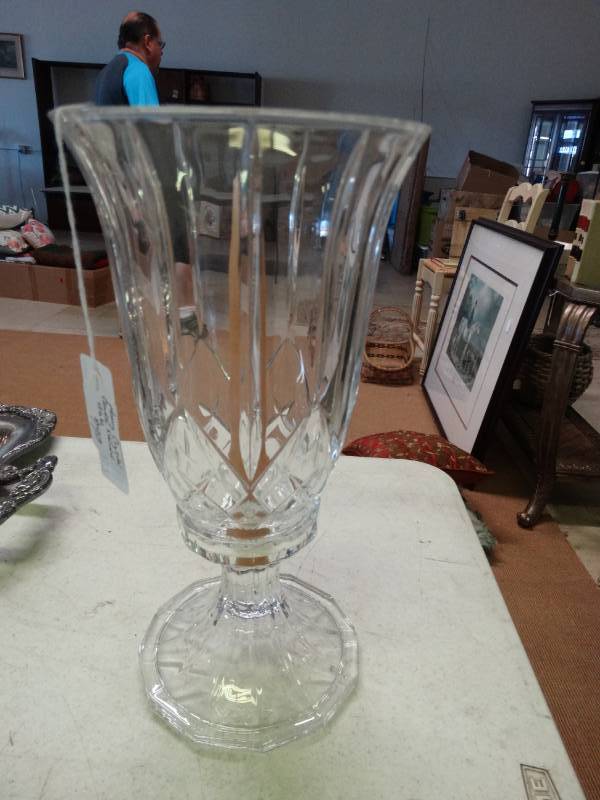 lot 7687 image: Lg crystal vase