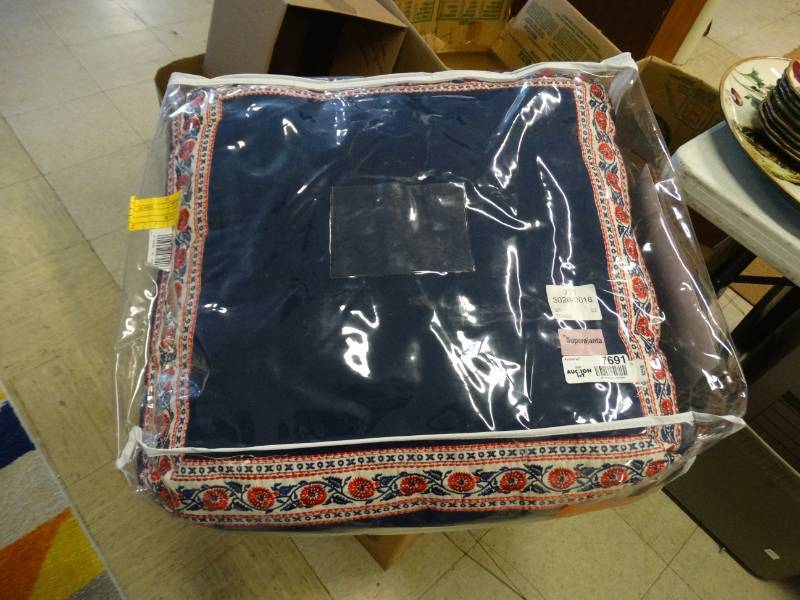 lot 7691 image: New accent pillow