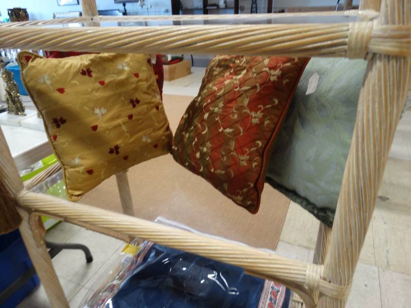 lot 7692 image: Accent pillows