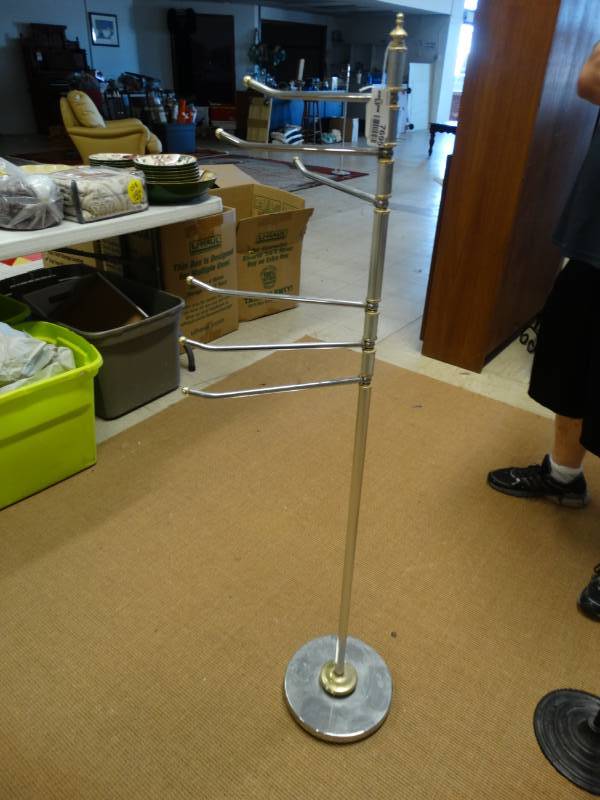 lot 7695 image: Floor stand towel rack