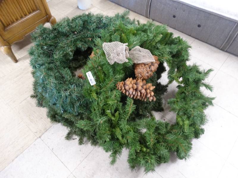 lot 7704 image: Lot of Christmas wreaths