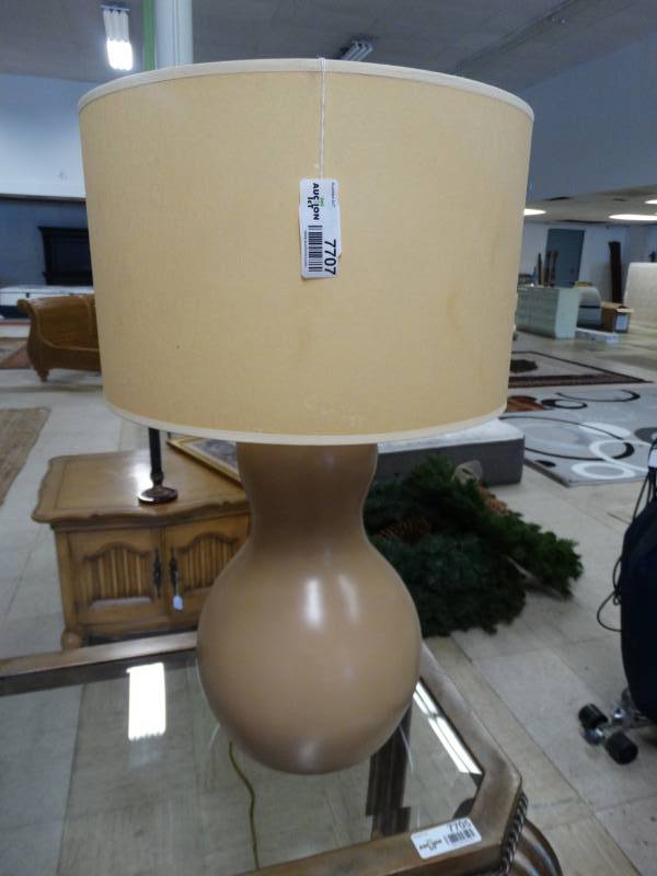 lot 7707 image: Vintage lamp w shade