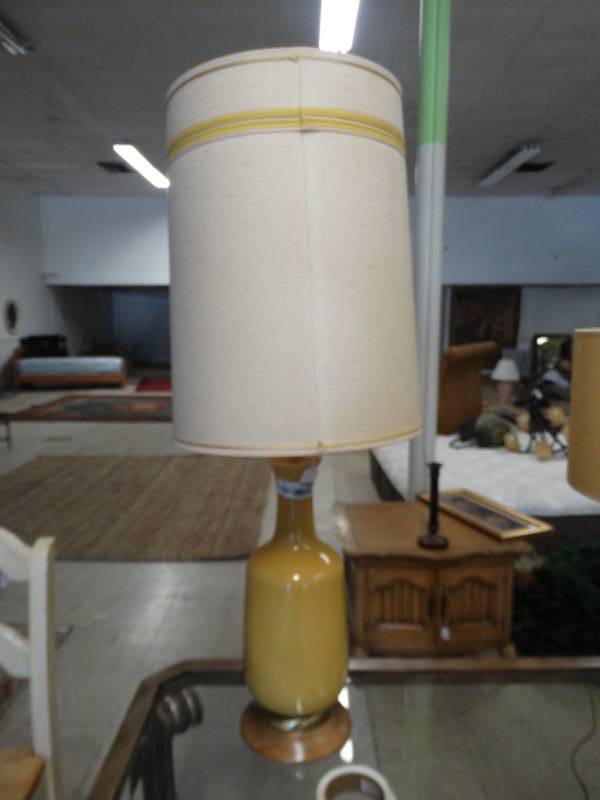 lot 7708 image: Vintage lamp w shade