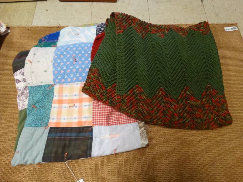 lot 7712 image: Quilt & throw blanket