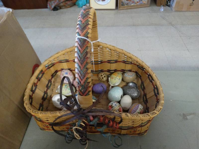 lot 7717 image: Lot of various eggs w basket
