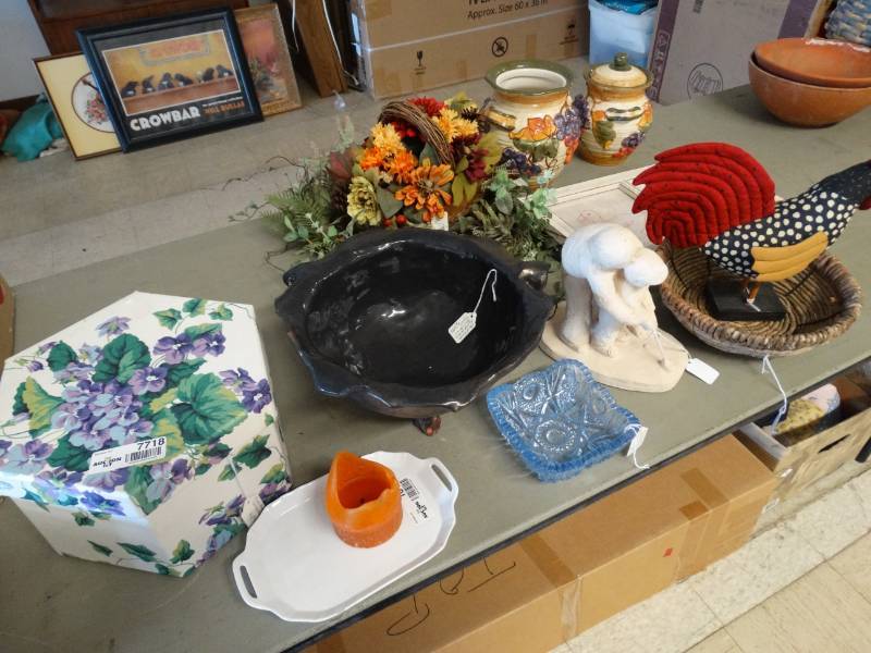 lot 7718 image: Lot of home decor
