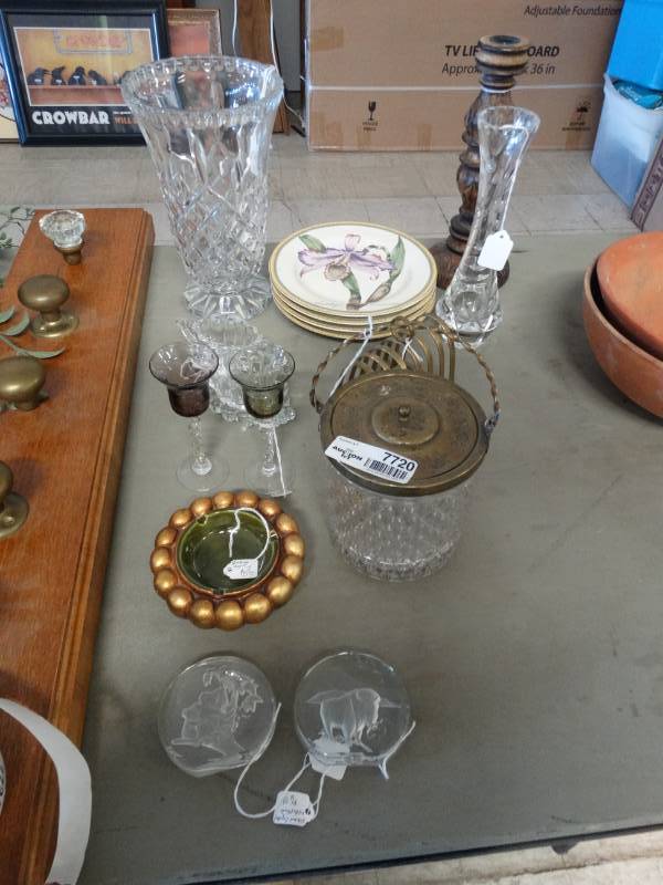 lot 7720 image: Assorted decor items
