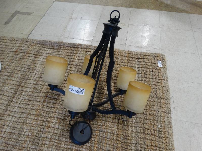 lot 7725 image: Nice looking chandelier