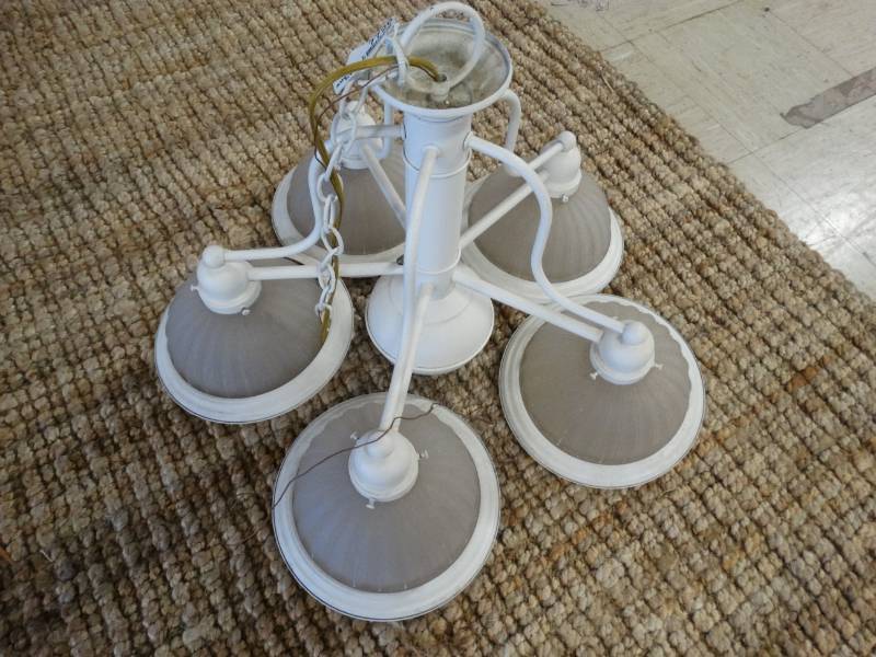 lot 7726 image: Nice looking chandelier