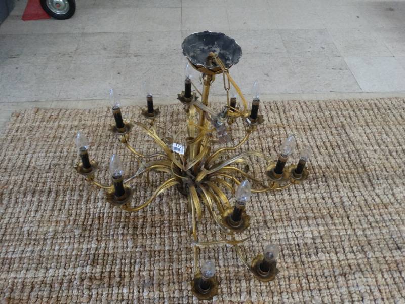 lot 7727 image: Nice looking chandelier
