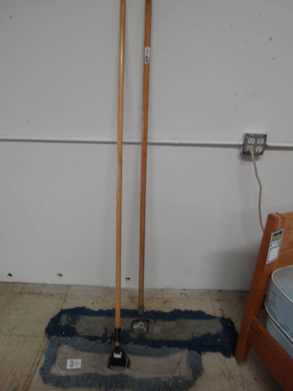 lot 7733 image: 2 dust mops