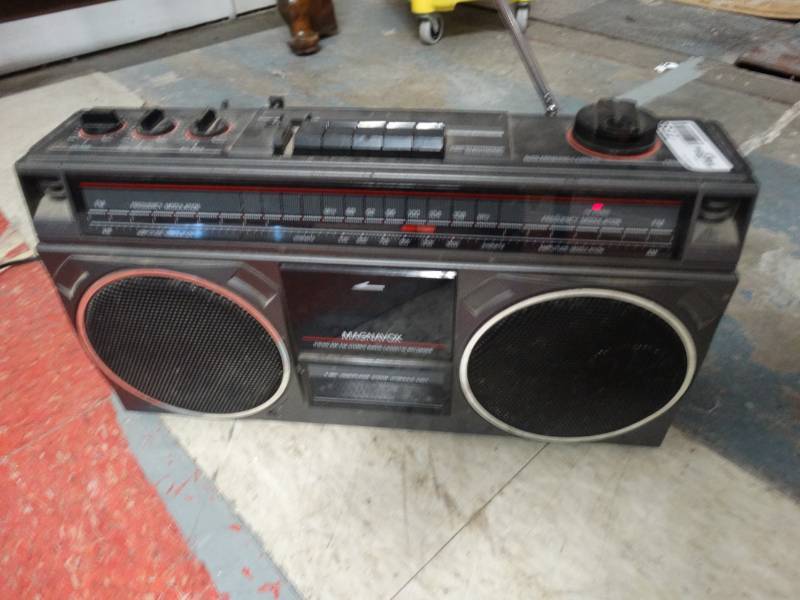 lot 7738 image: Boombox stereo