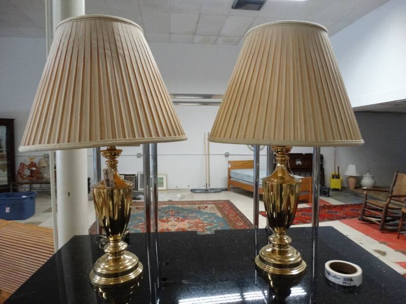 lot 7742 image: Matching pair of brass table lamps w shades