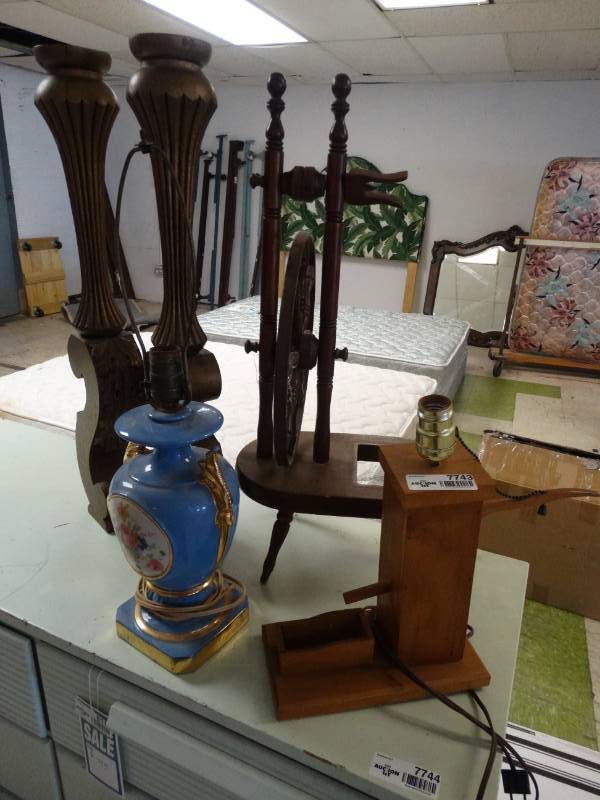lot 7743 image: Assorted home decor items