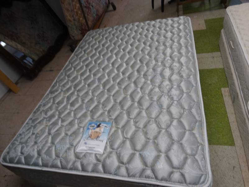 lot 7746 image: Full size mattress & boxspring set