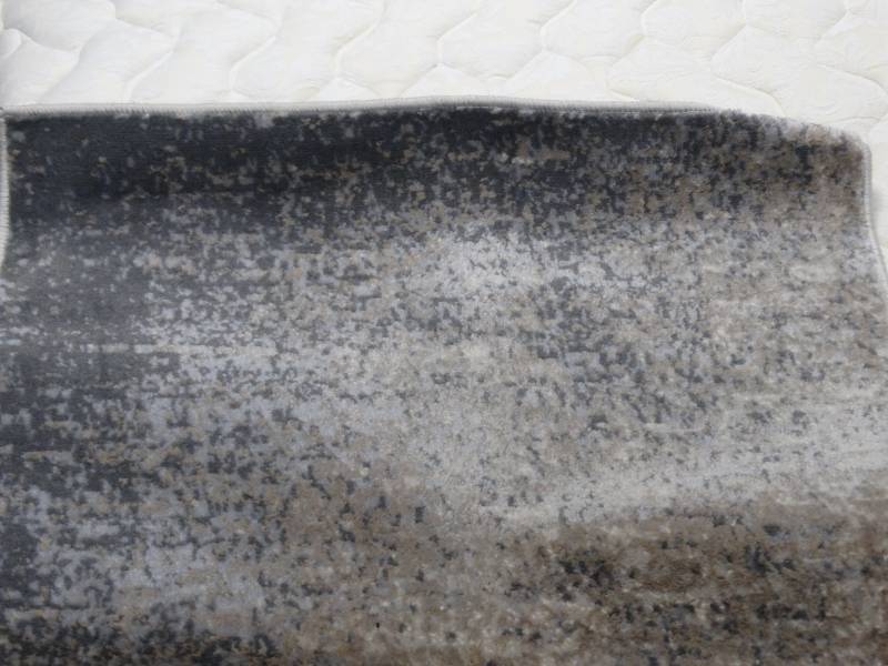 lot 7749 image: New rug