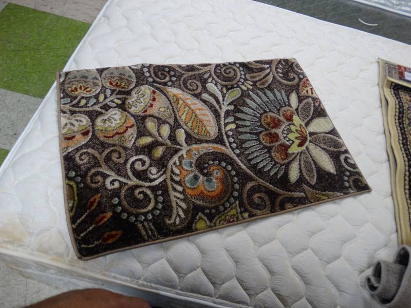 lot 7750 image: 2x3 Brown rug