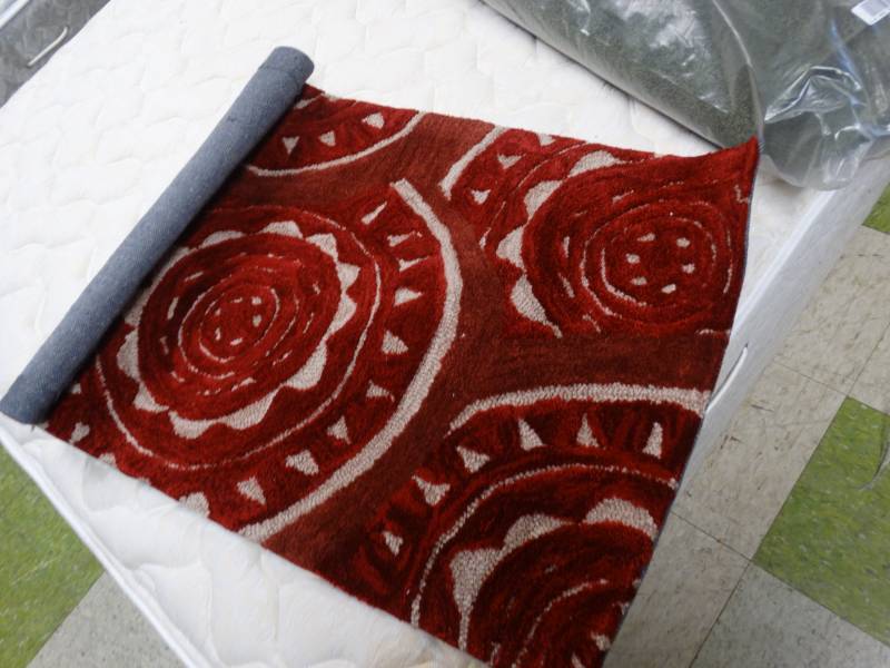 lot 7752 image: New 2x3 Red Rug