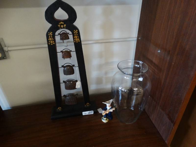 lot 7768 image: Lot of misc Home Decor On Shelves