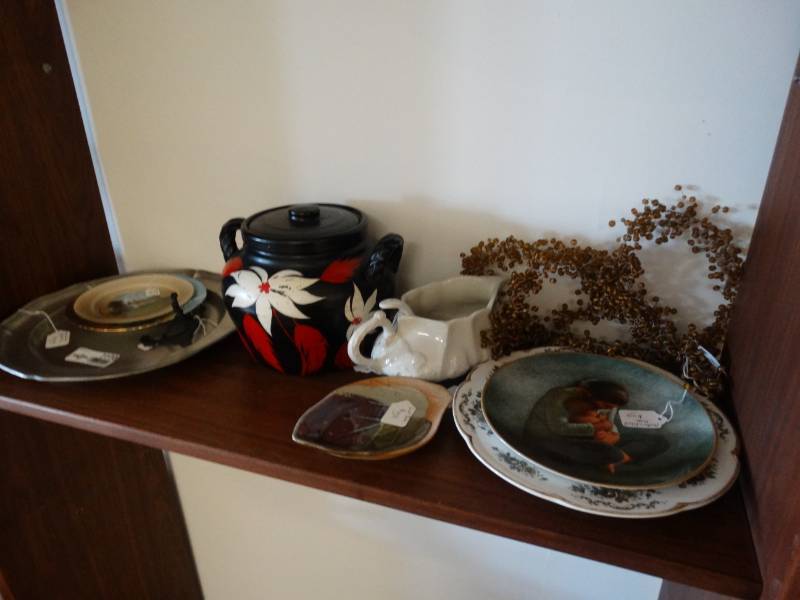 lot 7770 image: Lot of Decorative Plates on shelf