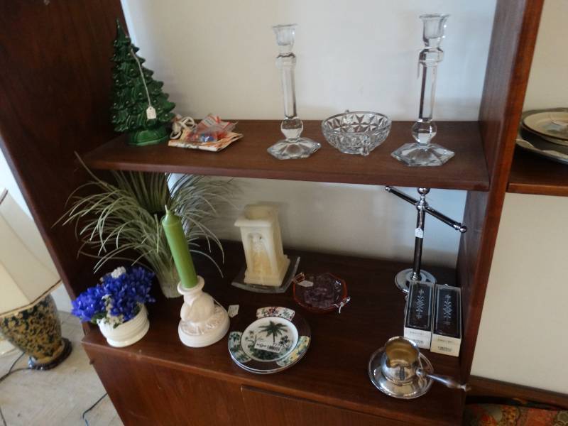 lot 7771 image: Lot of misc Home Decor On Shelves