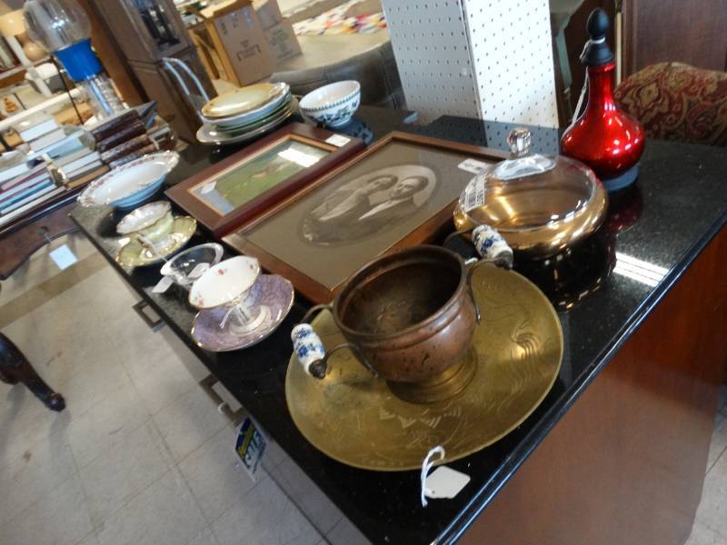 lot 7794 image: Table Top of Decorative Household items