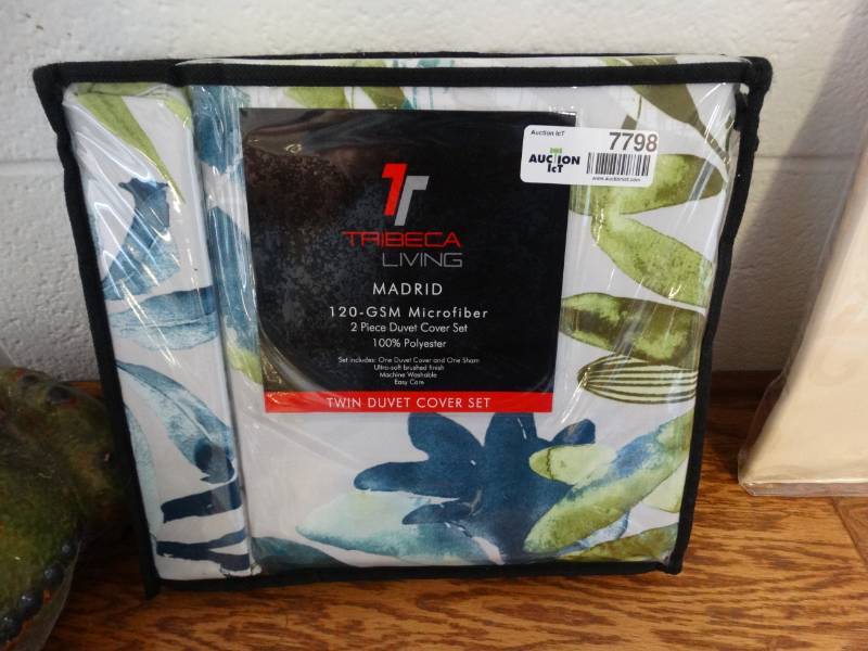 lot 7798 image: 2 Piece Duvet Cover Set