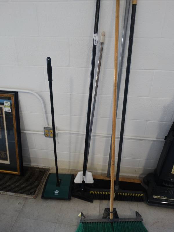 lot 7808 image: Lot of Brooms