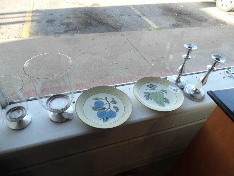 lot 7811 image: Lot of 4 Candle Holders and 2 Decorative plates