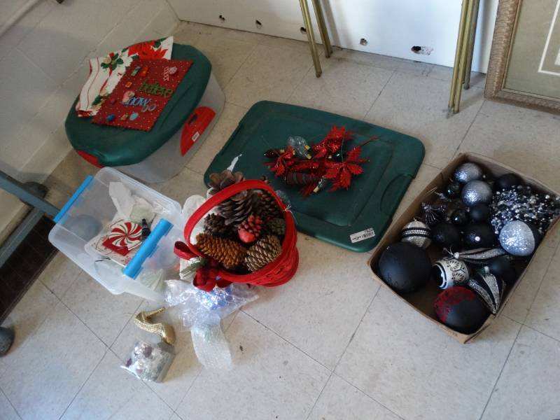 lot 7820 image: Lot of Christmas Decorations