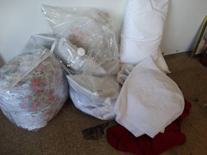 lot 7821 image: Full Sized Bed Set