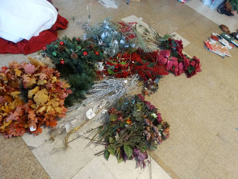 lot 7822 image: Large Lot of fake Flowers