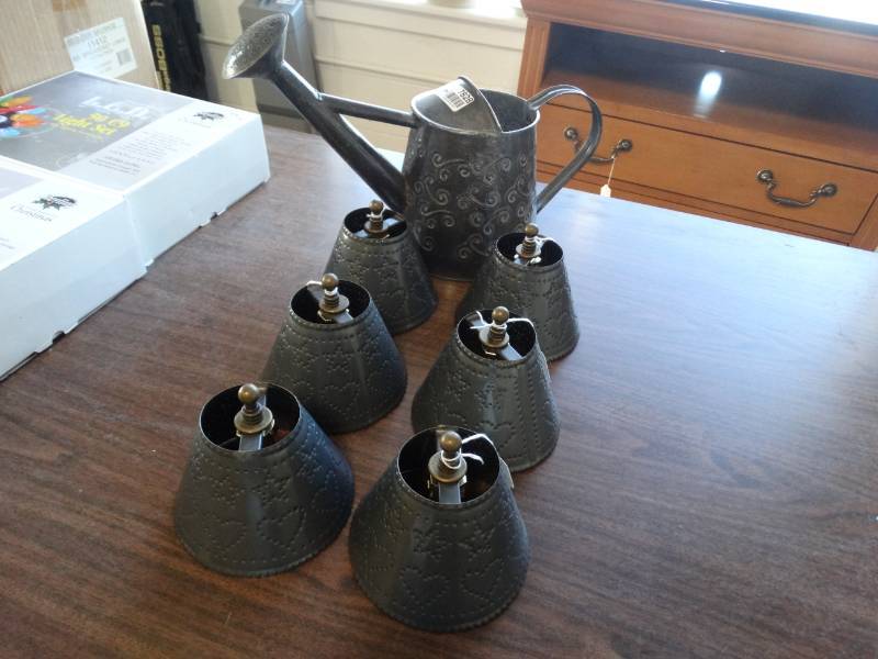 lot 7828 image: lot of metal decor