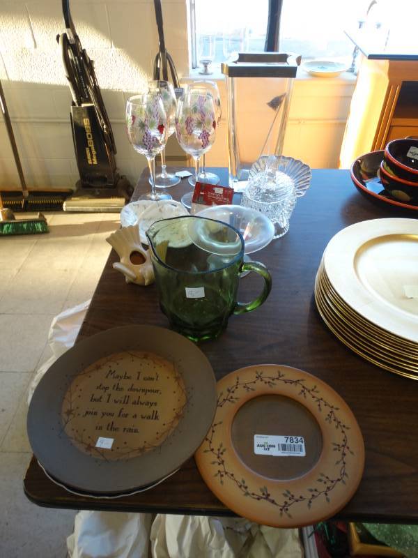 lot 7834 image: Large Lot of Home Decor