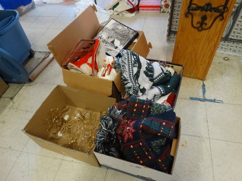 lot 7837 image: Large lot of Christmas decor